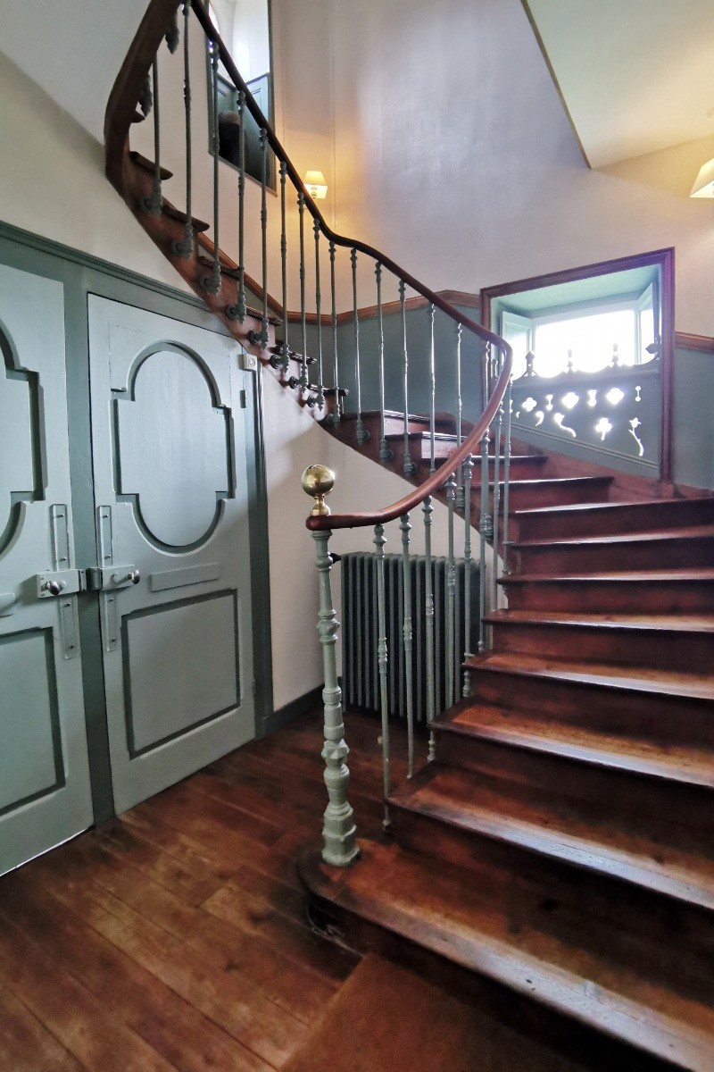 Cage d'escalier accès au 1er étage