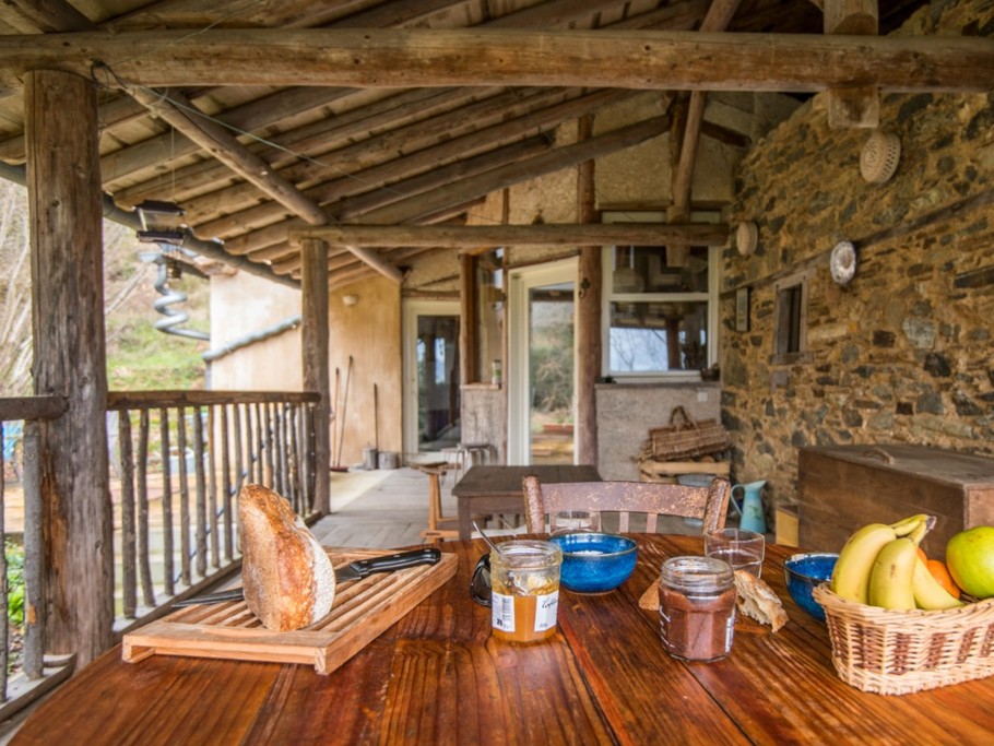 Terrasse couverte GITE LE CUN FRAYSSHINES LOT 46 CLEVACANCES