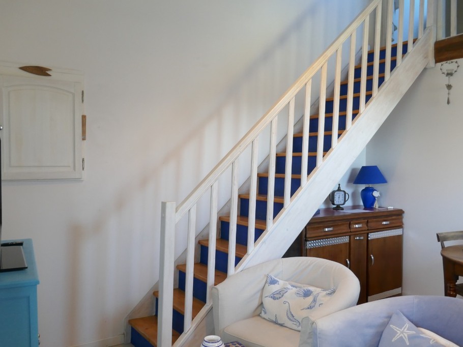 Access to the mezzanine via the stairs