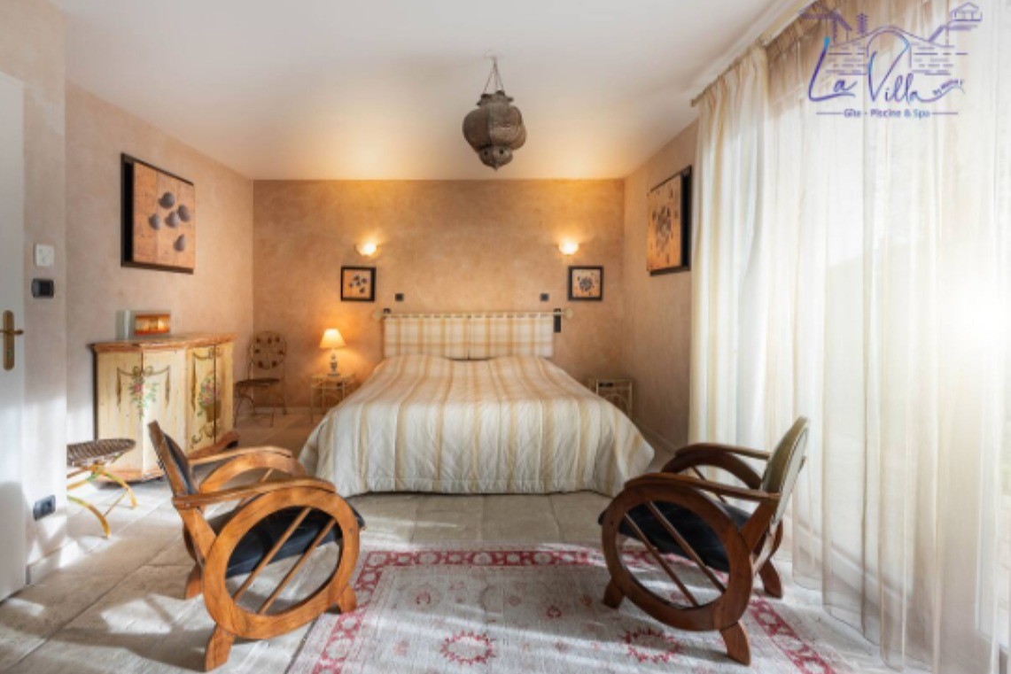 Chambre 3 - Gîte La Grange tout confort avec piscine chauffée, spa, sauna, hammam et salle de sport à Fontenay