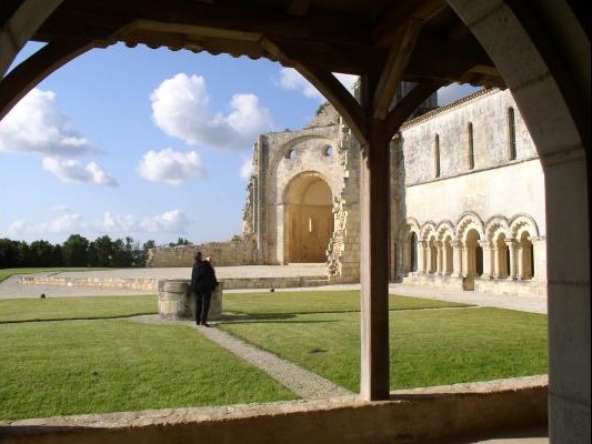 Abbaye de Trizay en Charente Maritime