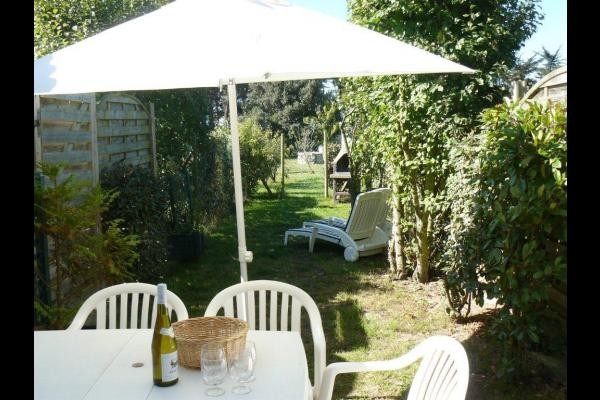 Sa terrasse plein sud, son salon de jardin et son barbecue
