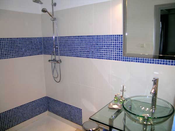 Salle de bain chambre bleue