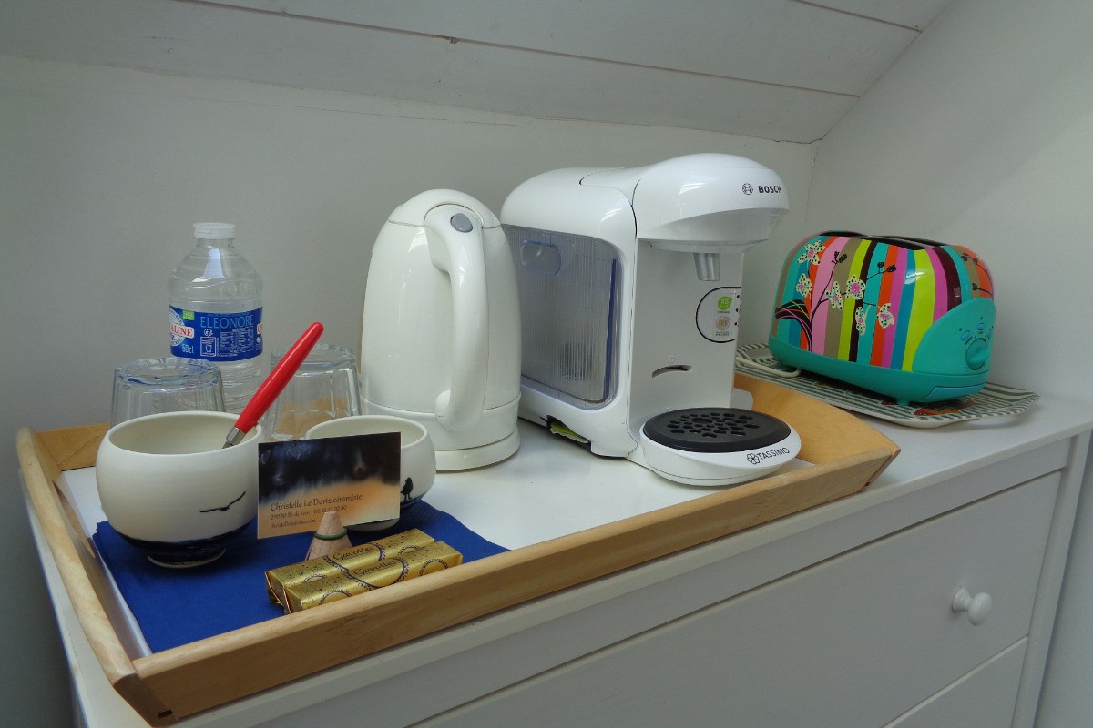 plateau de courtoisie avec thé, café et chocolat bien sur