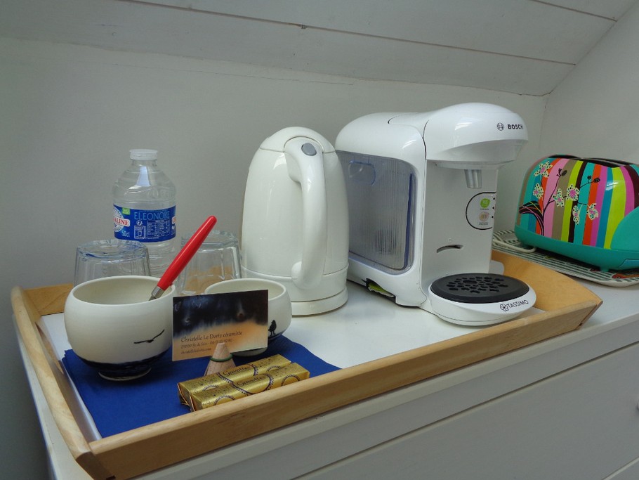 plateau de courtoisie avec thé, café et chocolat bien sur