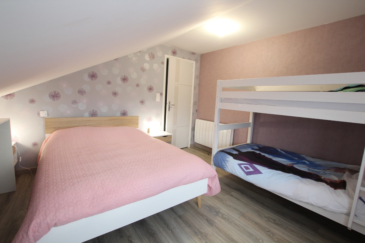 chambre étage (lit 140 + 2 lits de 90 superposés)