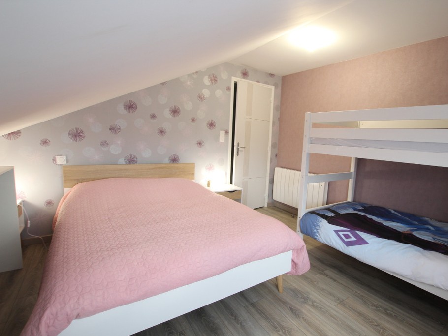 chambre étage (lit 140 + 2 lits de 90 superposés)