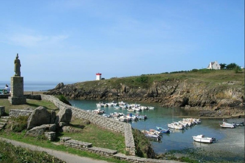 le petit port de Pors Poulhan à 300 m