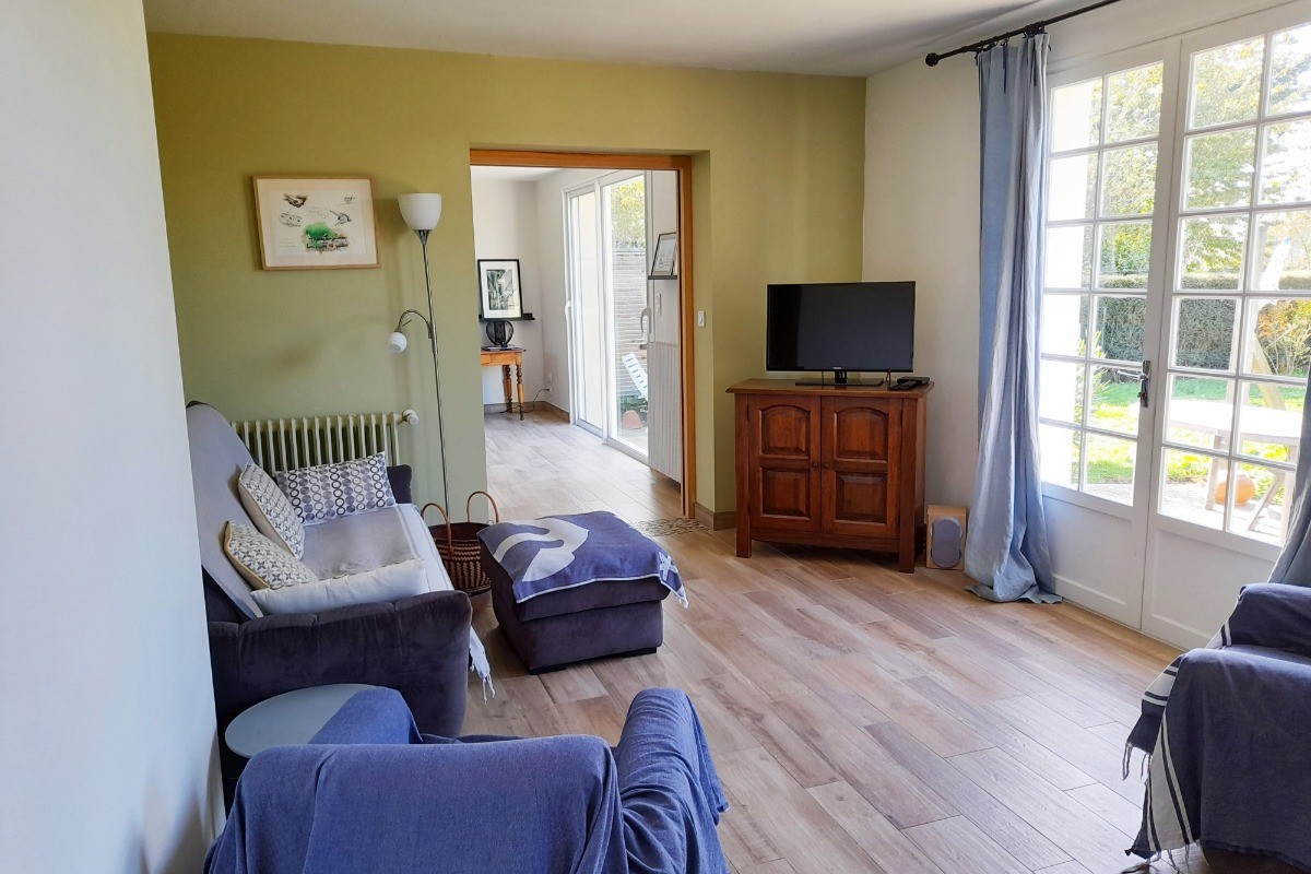 Pièce de vie en rez-de-jardin. Coin salon avec TV, radio, lecteur DVD. 
En enfilade, un 2nd salon avec coin bureau et canapé lit pour 2 pers (140x190 cm)