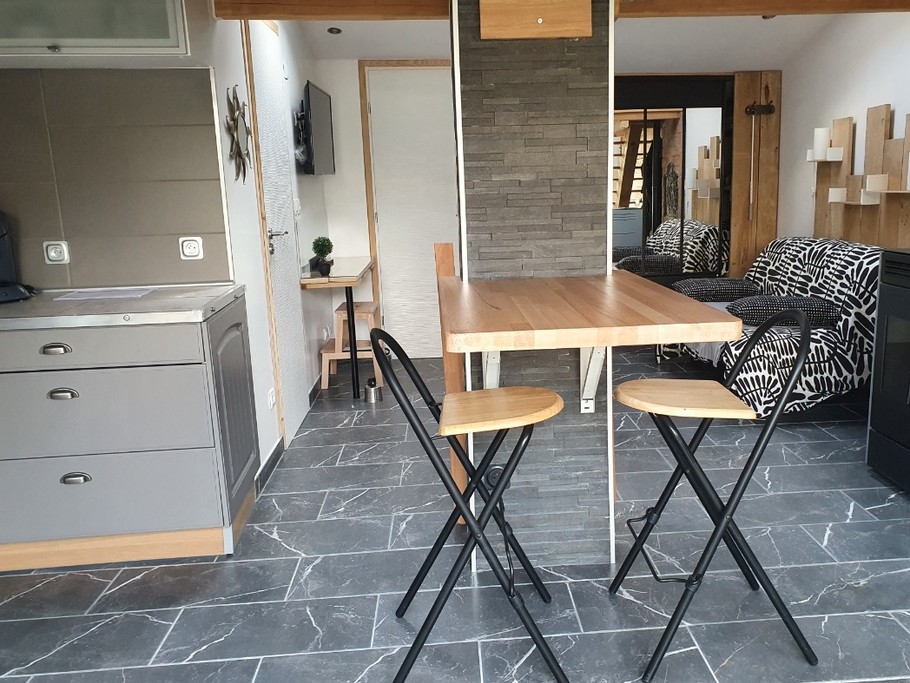 Table haute - Chalet confort "La Casetta" à proximité d'Epinal