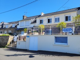 location Clévacances, Loguiv-de-la-mer, la maison avec sa terrasse vue mer sur le petit port de Loguivy