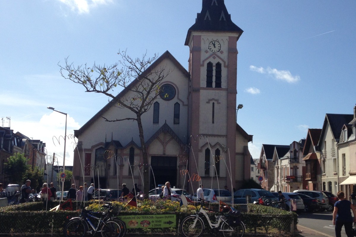 L'église ND Dames des Sables à 20 mètres de l'appartement