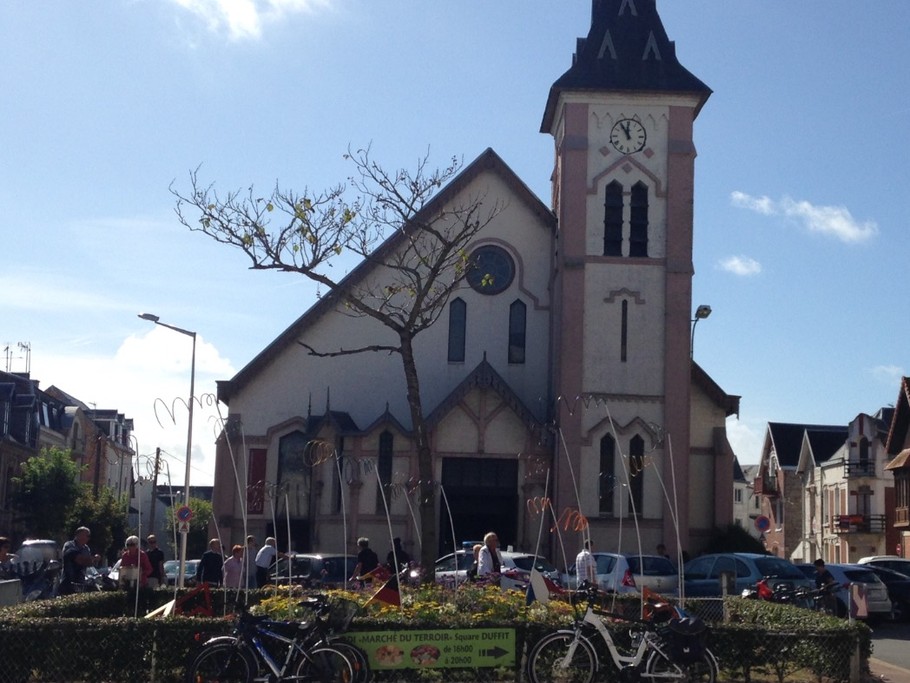 L'église ND Dames des Sables à 20 mètres de l'appartement