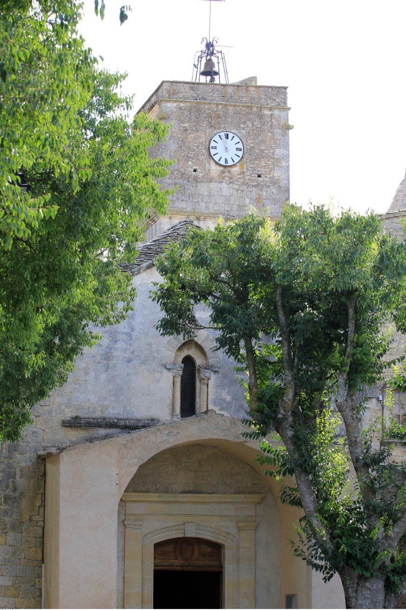 Vue sur le clocher de l'église de Goult (©VPA/A.Hocquel)