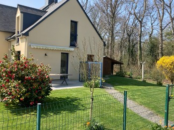La maison bordée de grands arbres respire la tranquillité.