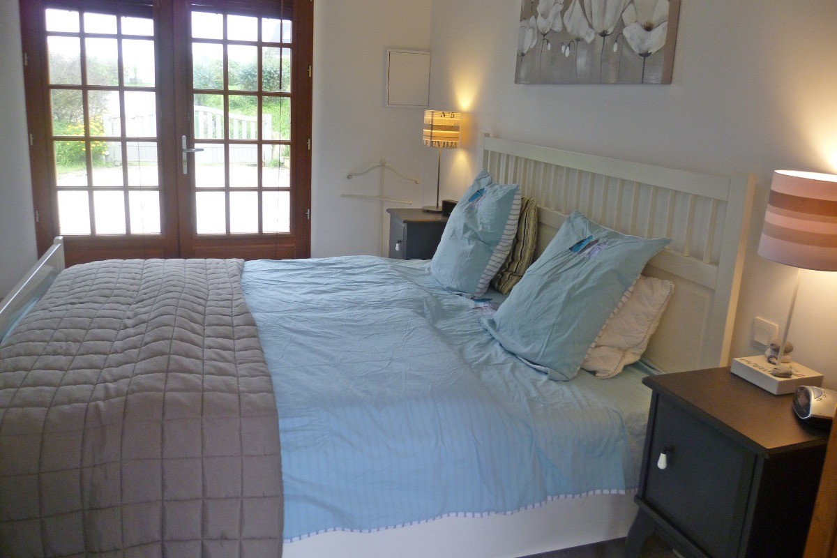 Chambre avec lit 180 au RDC avec salle d'eau privative