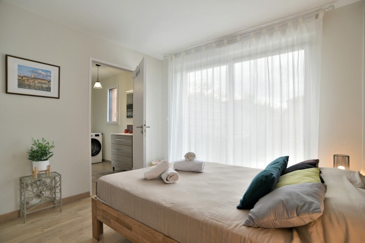 Chambre RDC lit 140X190, salle de bain attenante, accès direct au jardin
