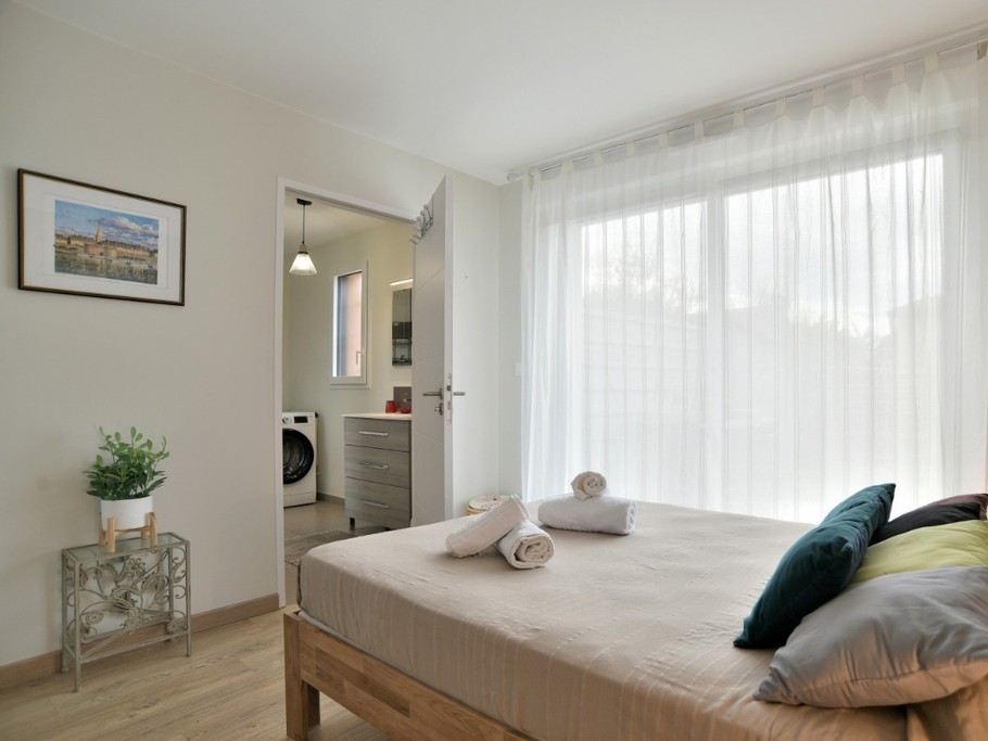 Chambre RDC lit 140X190, salle de bain attenante, accès direct au jardin