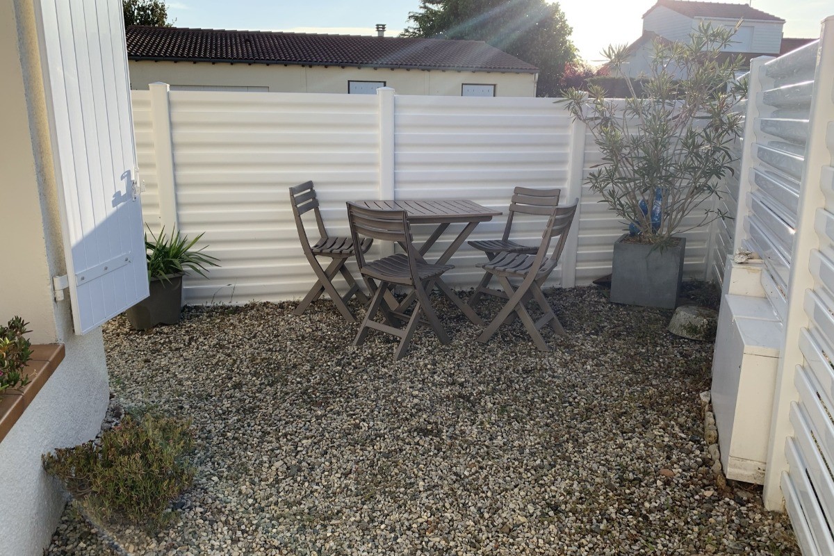 Cour extérieure avec salon de jardin