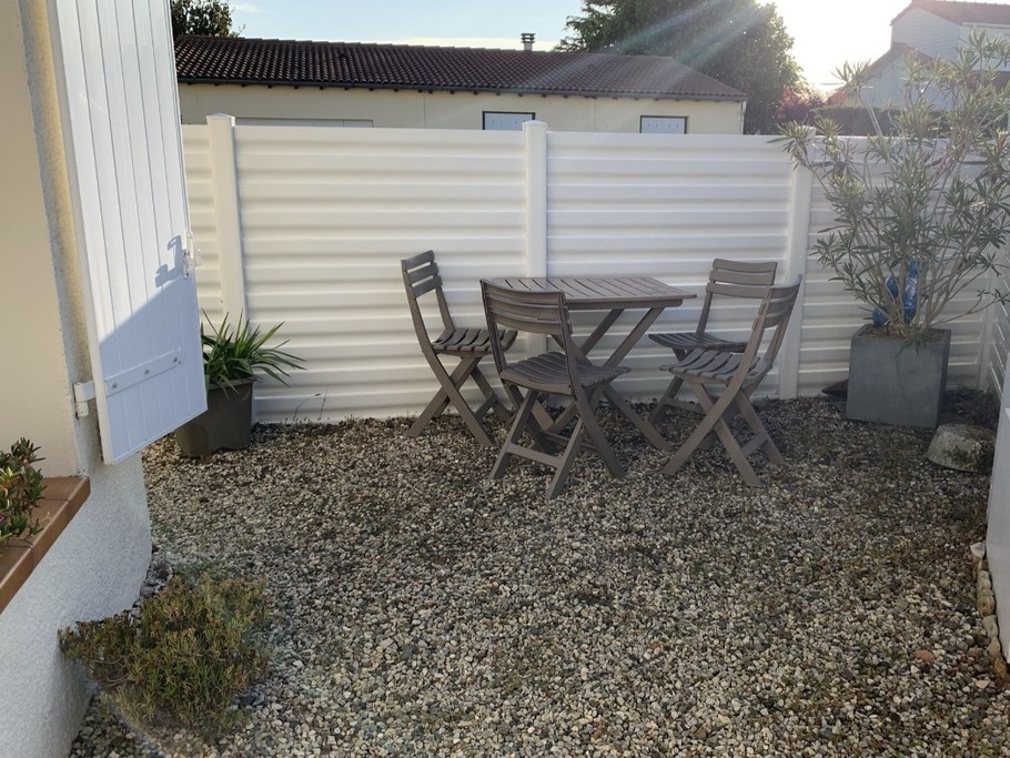 Cour extérieure avec salon de jardin