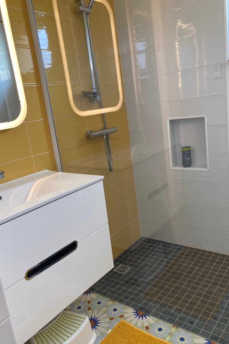 Salle d'eau RDC. Douche à l'italienne