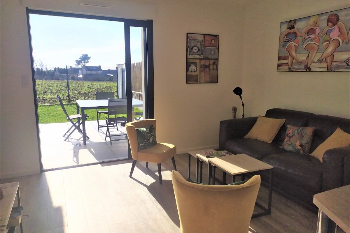 Salon et vue sur la terrasse