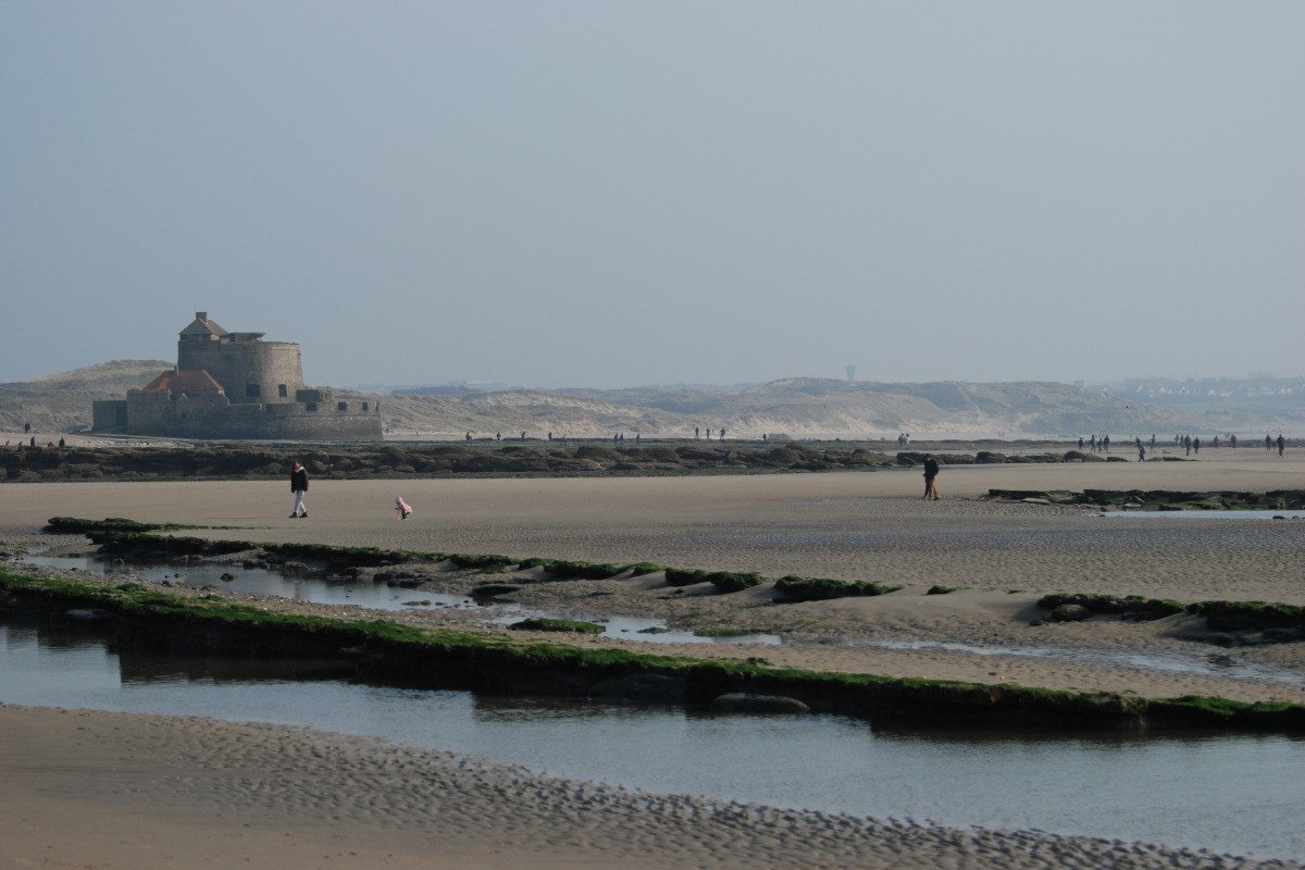 La plage à marée basse.