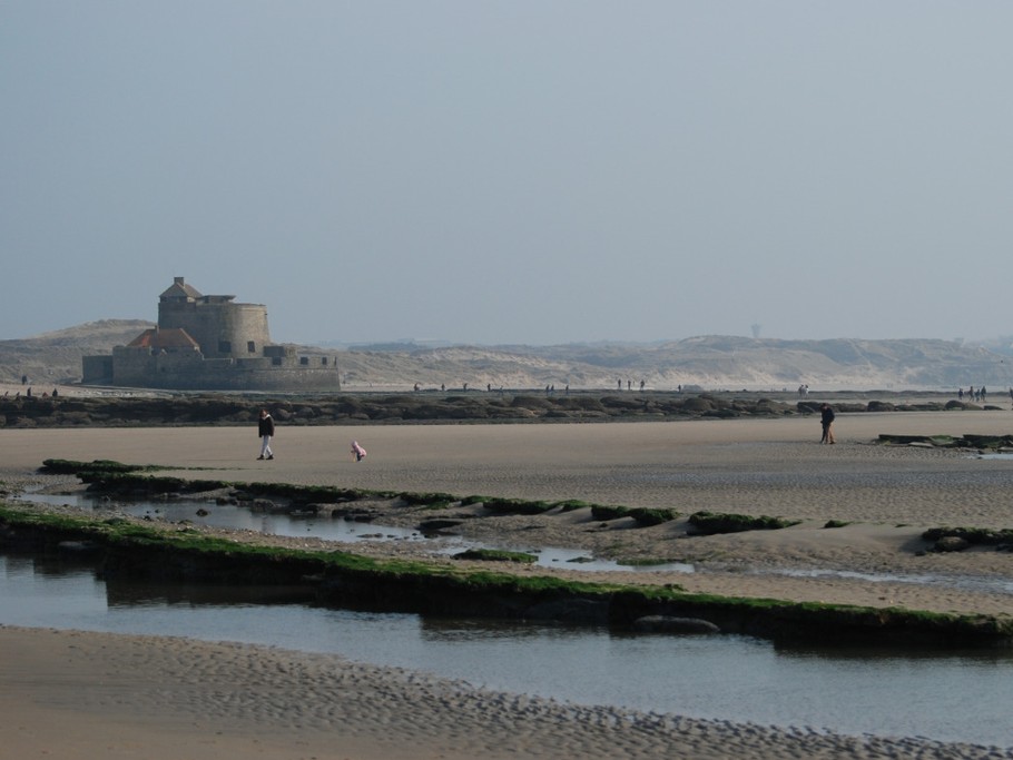 La plage à marée basse.