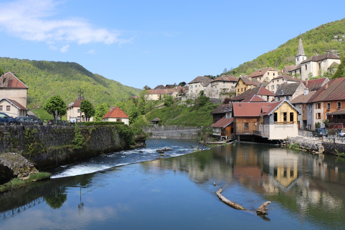 Lods (plus beau village de France).
