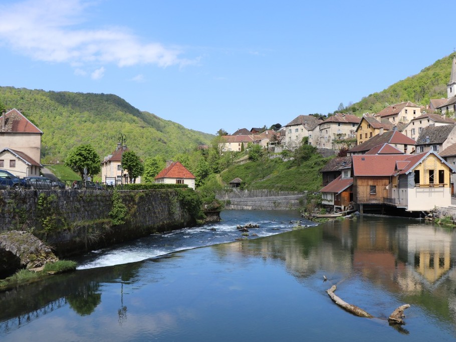 Lods (plus beau village de France).