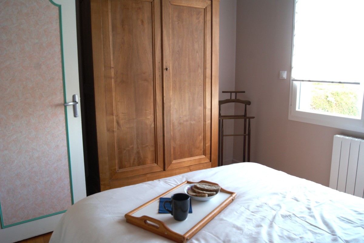 les rangements de la chambre beige