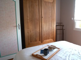 les rangements de la chambre beige