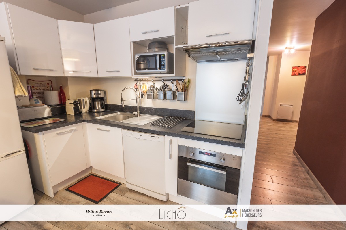 Cuisine toute équipée, four pyrolyse, plaque induction, four micro ondes, frigo avec 3 tiroirs congélateur, lave vaisselle, et tout équipé pour bien cuisiner.