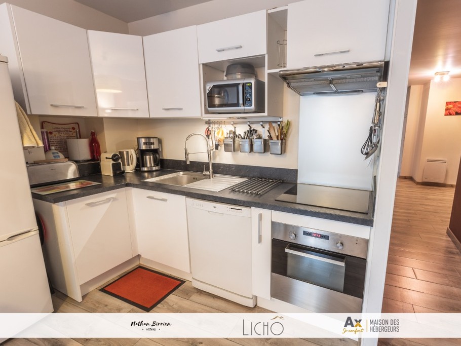 Cuisine toute équipée, four pyrolyse, plaque induction, four micro ondes, frigo avec 3 tiroirs congélateur, lave vaisselle, et tout équipé pour bien cuisiner.