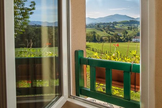 Vue sur les Pyrénées depuis ce gite au Pays Basque