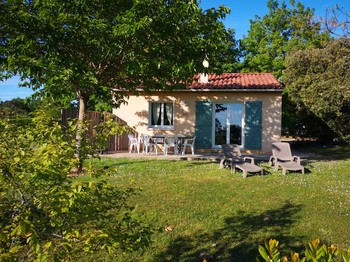 Jardin et terrasse Village de Gîtes Les Collines d'Eyvigues 24580 Salignac Eyvigues Clévacances