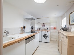 Pièce de vie avec coin salon et TV (banquette convertible en lit confortable 2 personnes 160 x 200 cm) et coin séjour