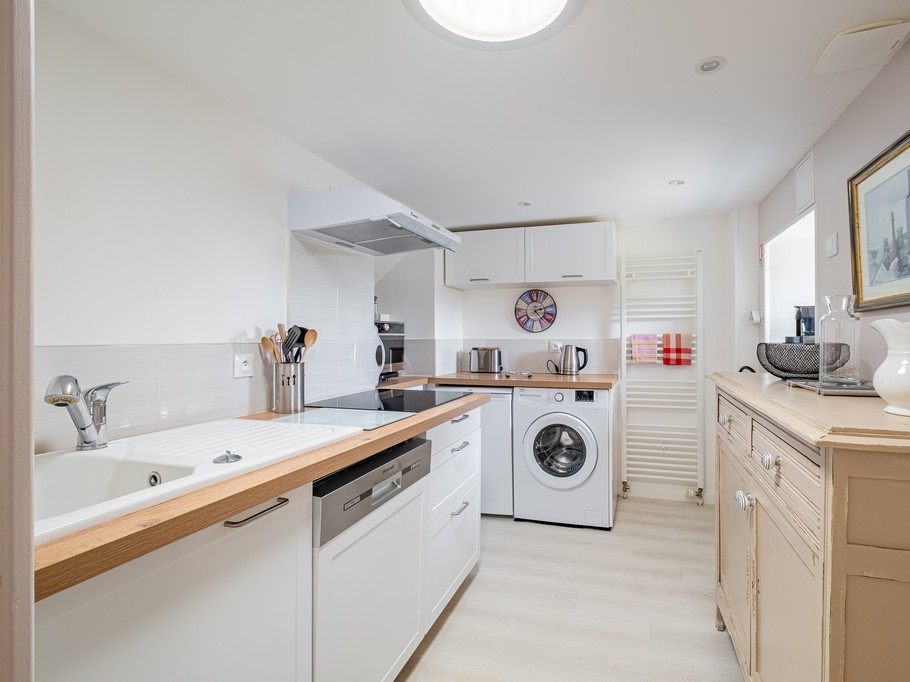 Pièce de vie avec coin salon et TV (banquette convertible en lit confortable 2 personnes 160 x 200 cm) et coin séjour