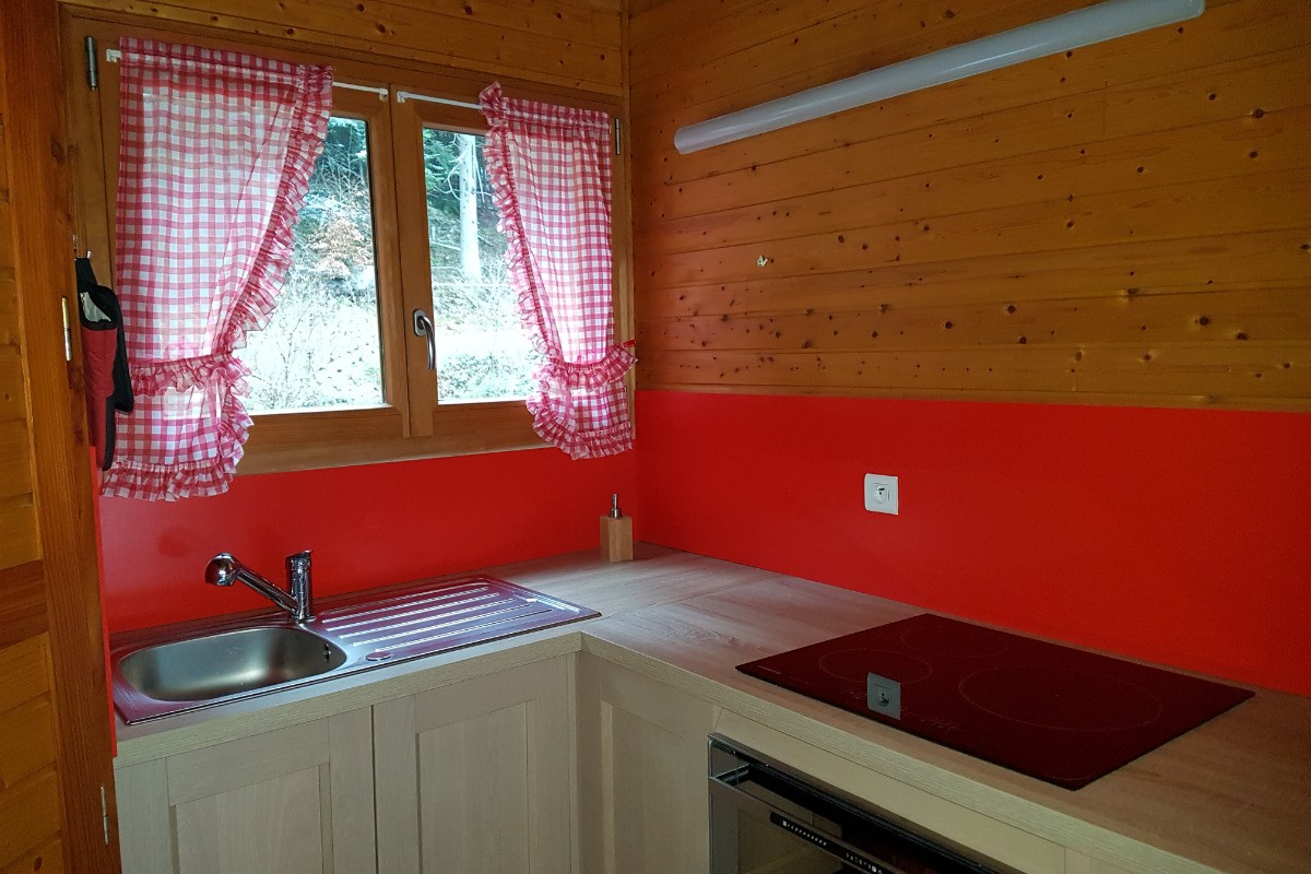 Cuisine intégrée - Chalet en bois tout confort aux Rouges-Eaux – Nature, jardin, randonnées Vosges