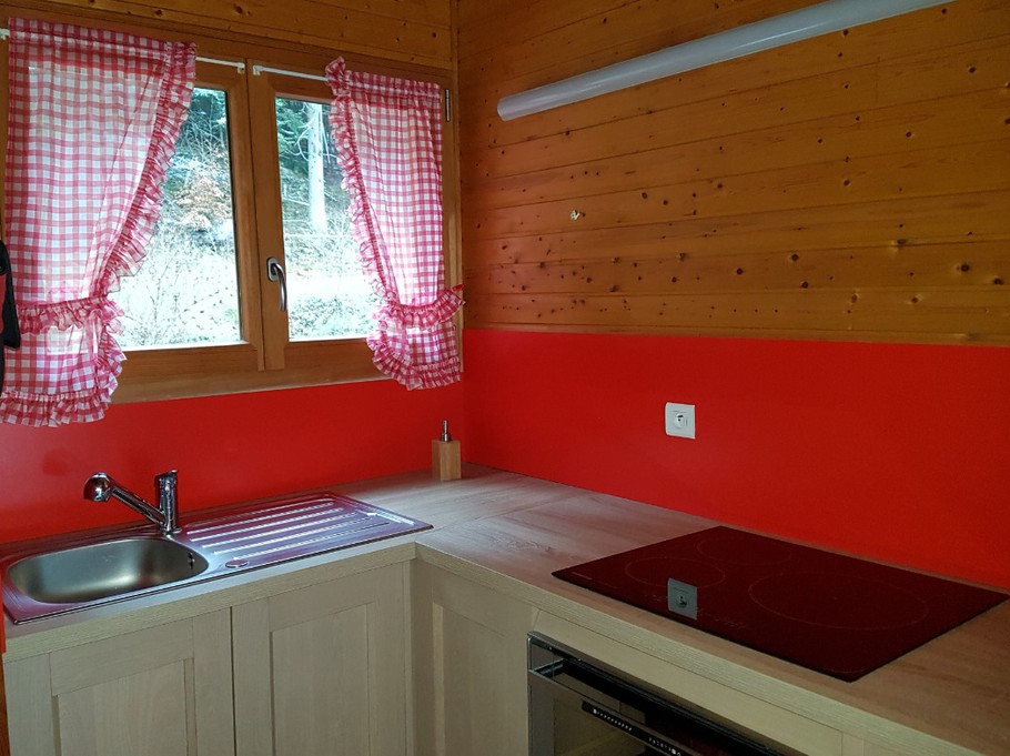 Cuisine intégrée - Chalet en bois tout confort aux Rouges-Eaux – Nature, jardin, randonnées Vosges