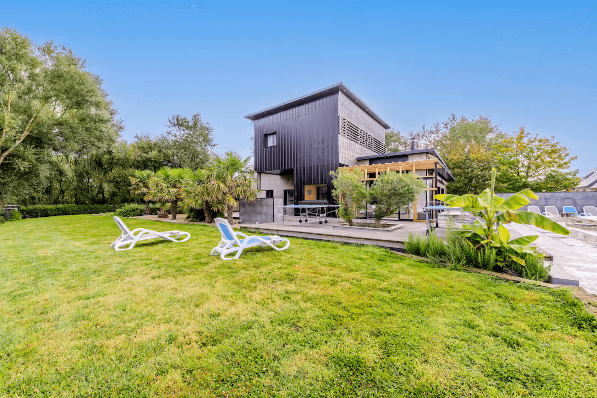 Transats et vue sur la Villa depuis le jardin