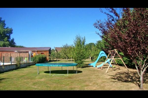 Gîte Le Fontariol Le Theil Gite familial situé en Auvergne à la campagne, dans un lieu calme et verdoyant avec piscine et jeux extérieurs pour enfants