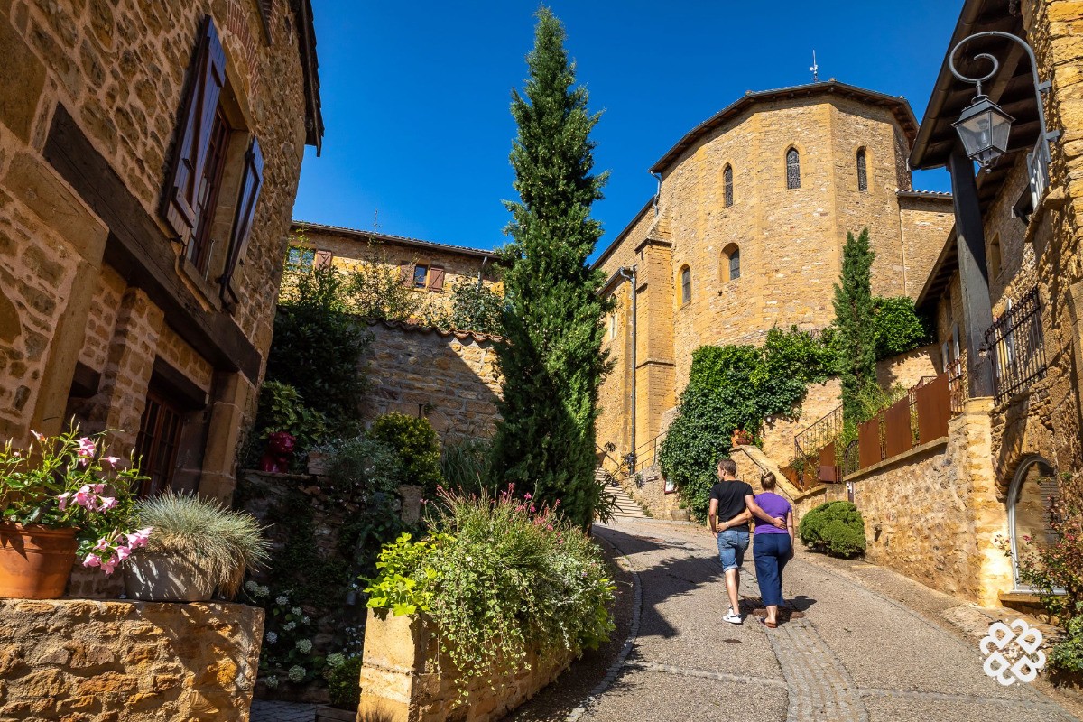 Le cocon est à 20 minutes de Oingt, un des plus beaux villages de France