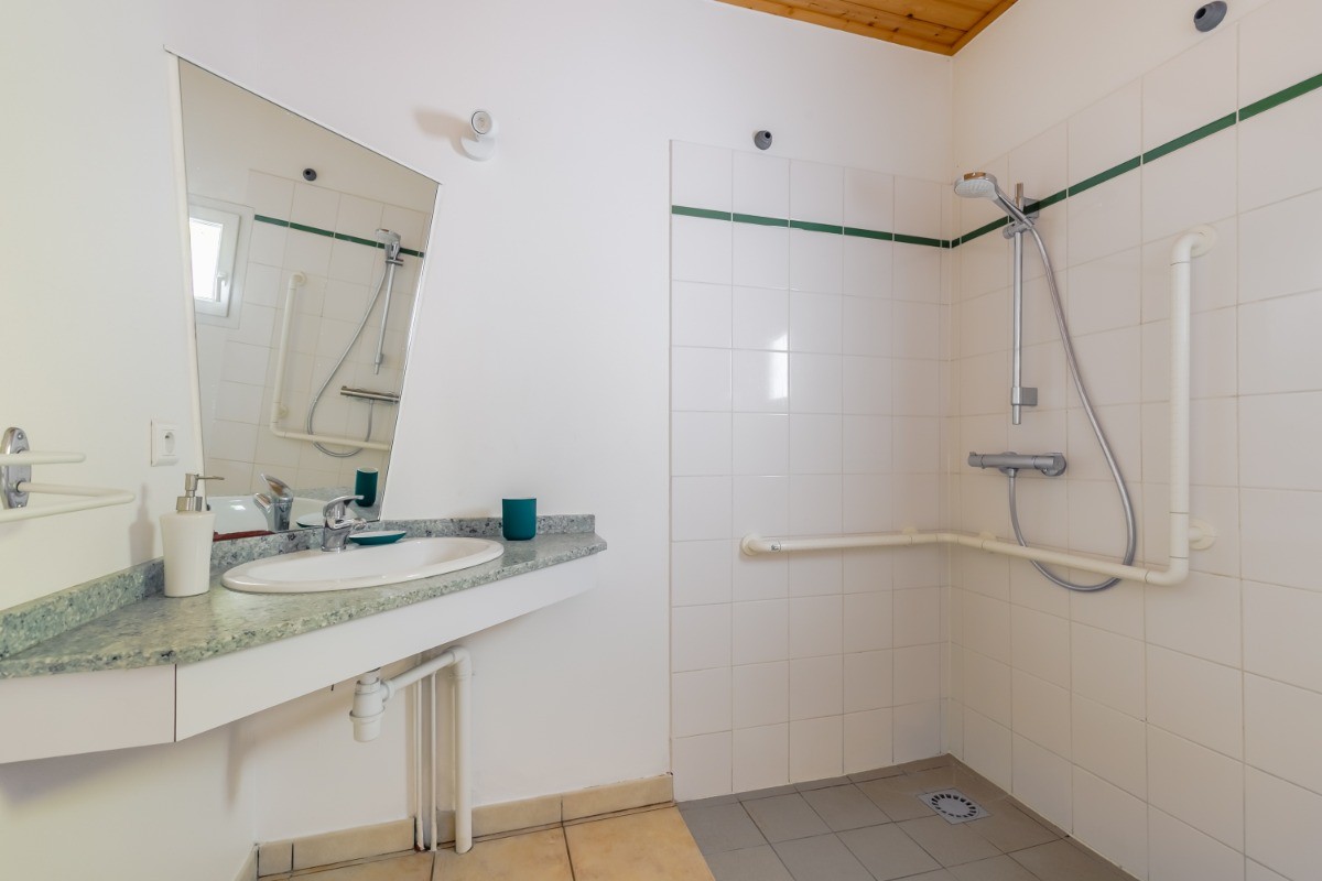 La salle d'eau avec son coin wc de la suite parentale