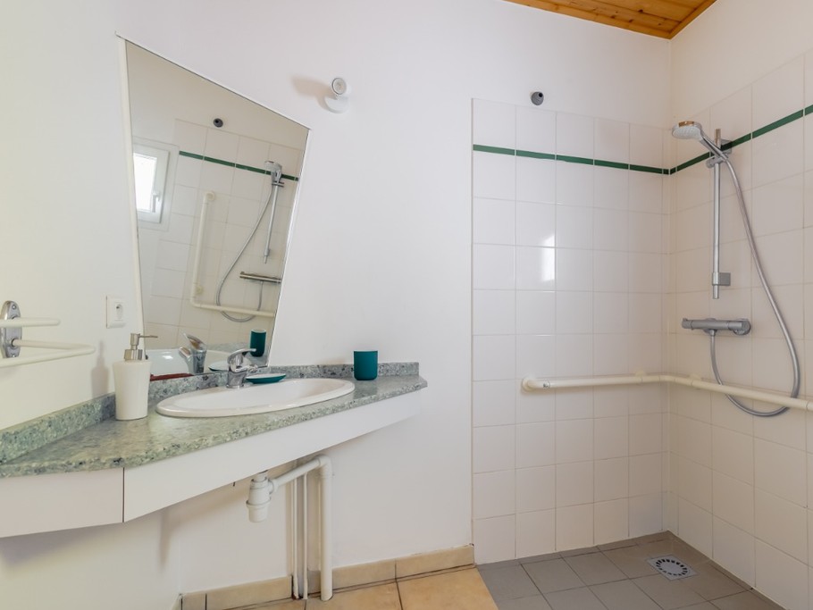 La salle d'eau avec son coin wc de la suite parentale