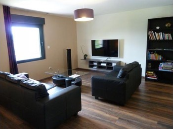 Relaxation area: TV, Netflix, Disney+, wifi speaker, coffee table, leather sofas. And there's always the view of the valley, the lake and the Mauseleine ski resort!