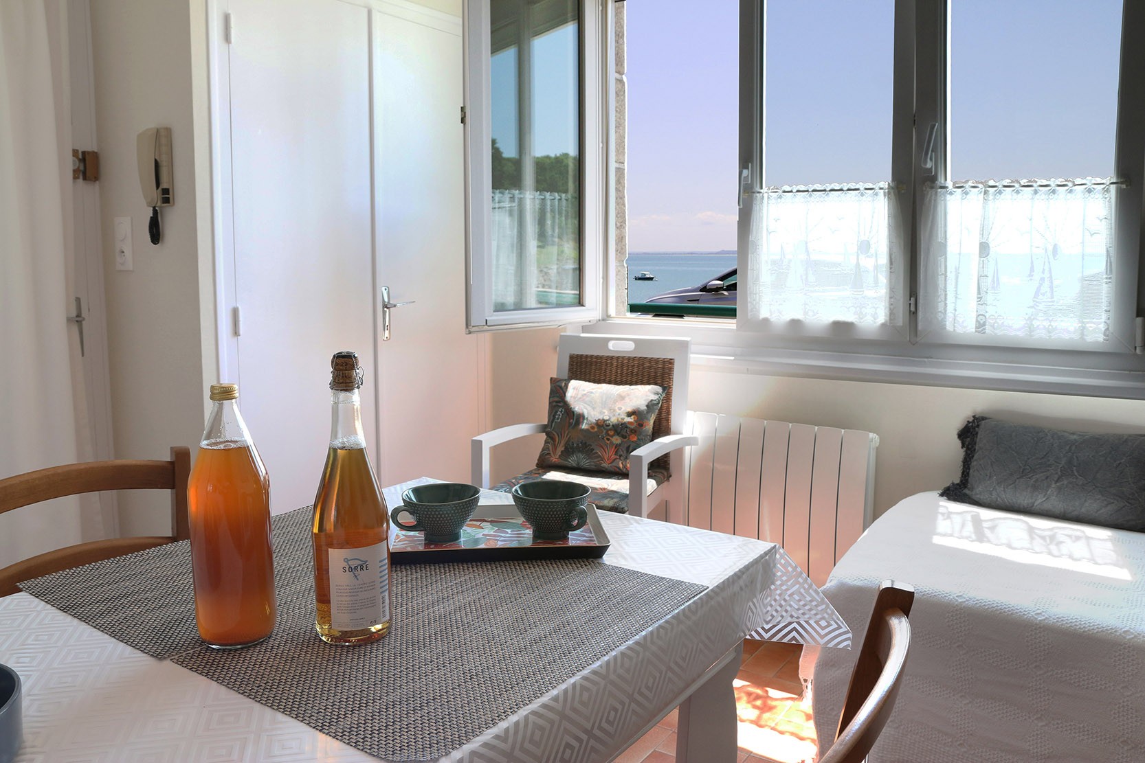 Pièce à vivre vue mer, cuisine ouverte,