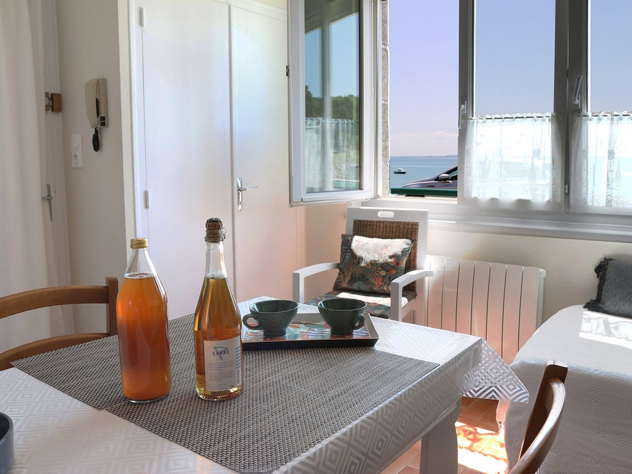 Pièce à vivre vue mer, cuisine ouverte,