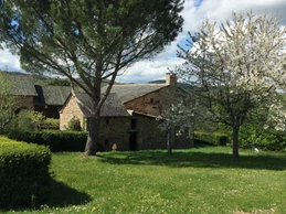 Vue du jardin batisse et dépendances
