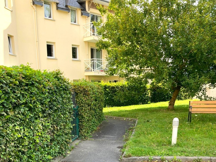 Façade arrière de la résidence récemment construite. L'appartement se trouve au 2e étage (sans ascenseur).
